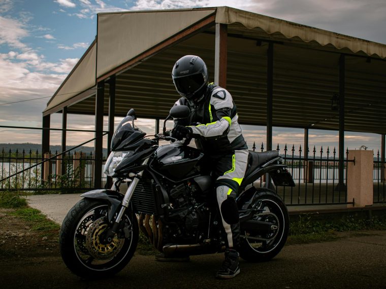 Assurance moto jeune conducteur : Trouvez la meilleure couverture pour votre sécurité et votre budget