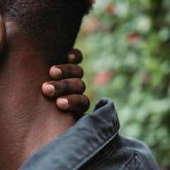 Cou qui gratte signification spirituelle : découvrez les messages cachés de votre corps et leur impact sur votre vie