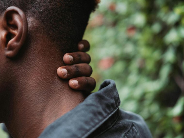 Cou qui gratte signification spirituelle : découvrez les messages cachés de votre corps et leur impact sur votre vie