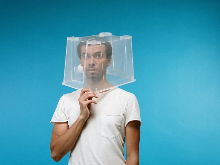 Seau en plastique avec couvercle : Idéal pour le stockage et la conservation de vos aliments !