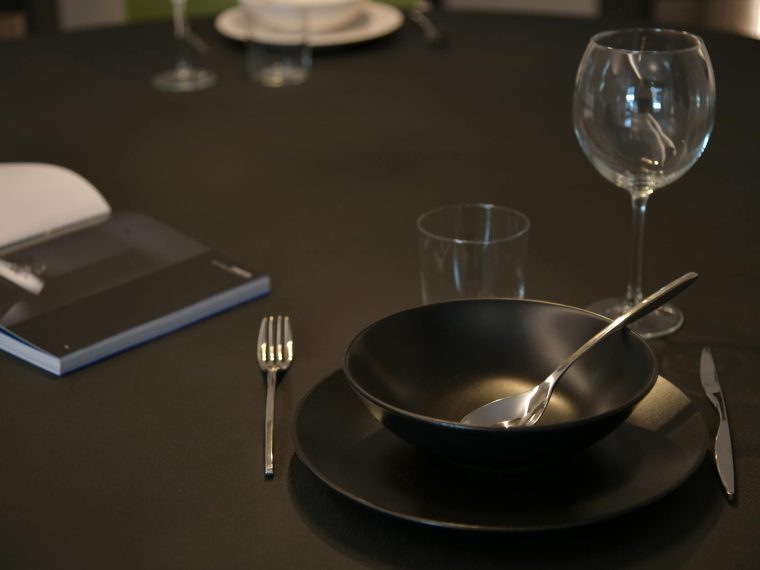 Table céramique inconvénient : Découvrez les points faibles à considérer avant d’acheter