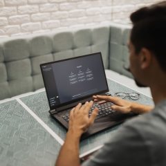 Ordinateur portable utilisé pour un projet d’intelligence artificielle en entreprise