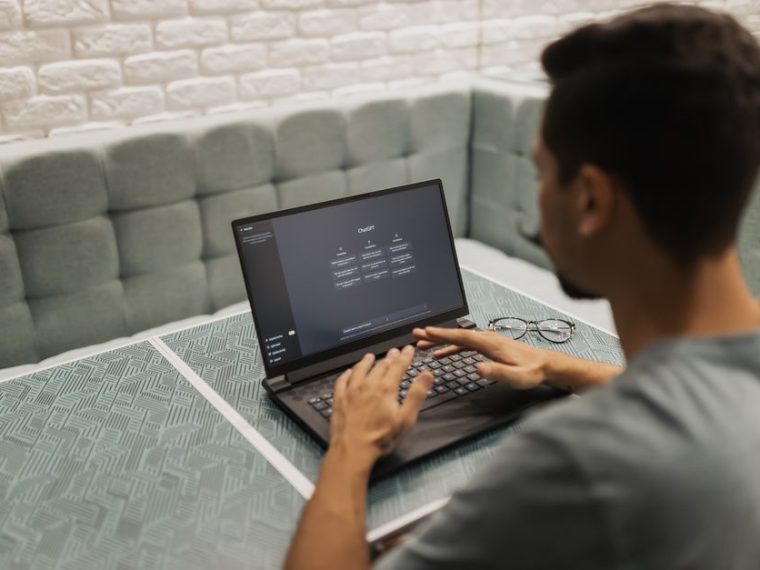 Ordinateur portable utilisé pour un projet d’intelligence artificielle en entreprise