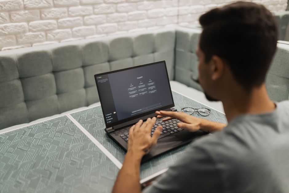 Ordinateur portable utilisé pour un projet d’intelligence artificielle en entreprise